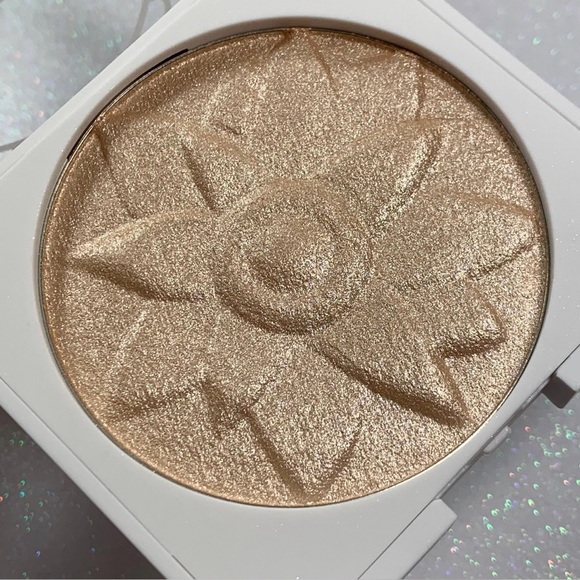 Ofra Pure Glow Finishing Powder Light - Picture 2 of 2